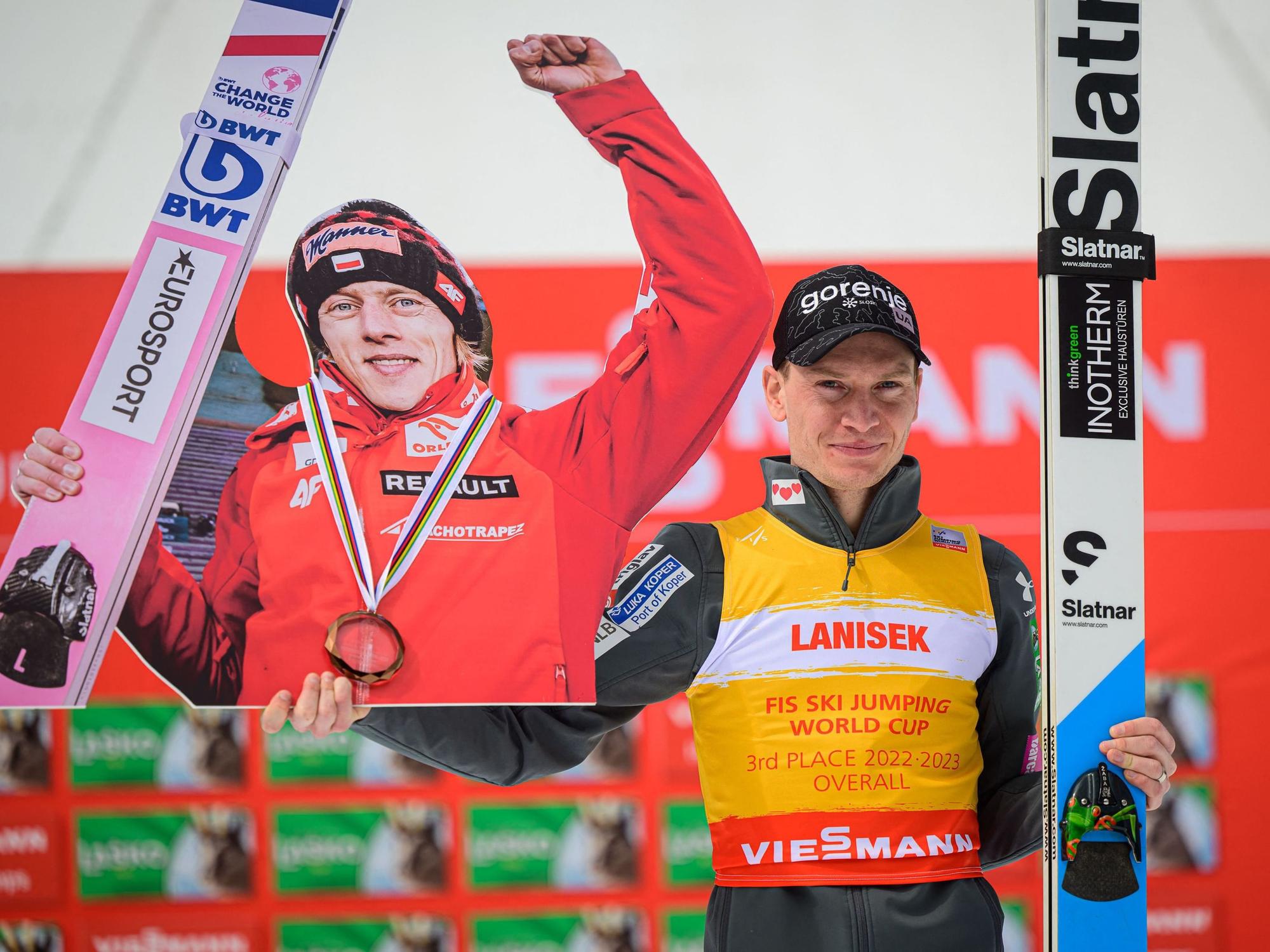 Skispringen: Anze Lanisek mit Pappfigur von Kollege Dawid Kubacki.