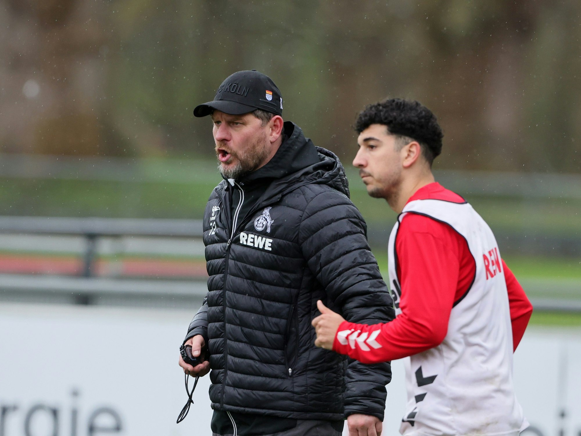 1. FC Köln, Training, von links: Steffen Baumgart, Dimitrios Limnios (1. FC Köln). 01.04.2023, Bild: Herbert Bucco