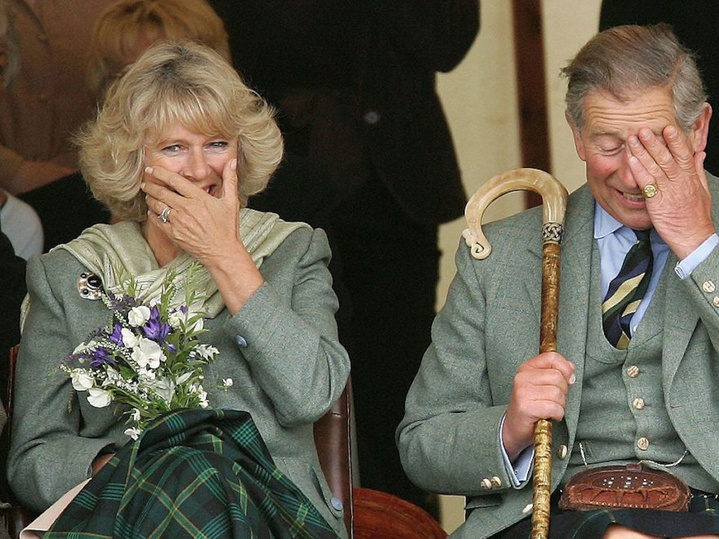 Queen Camilla und König Charles III. lachen gemeinsam bei einer Veranstaltung in den schottischen Highlands am 6. August 2005