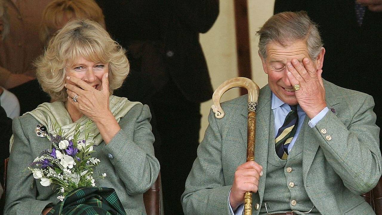 Queen Camilla und König Charles III. lachen gemeinsam bei einer Veranstaltung in den schottischen Highlands am 6. August 2005