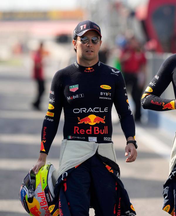 Max Verstappen und Teamkollege Sergio Perez von Red Bull beim Großen Preis von Bahrain.
