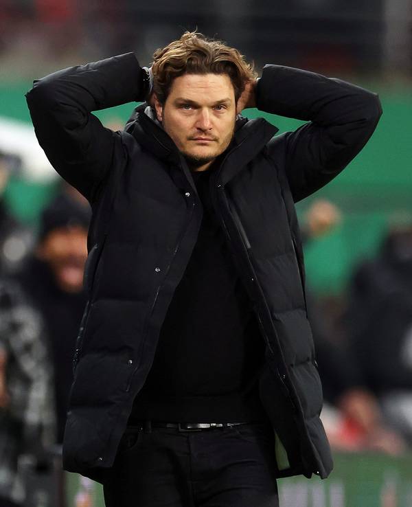 Erdin Terzic verfolgt fassungslos das Pokalspiel des BVB in Leipzig.