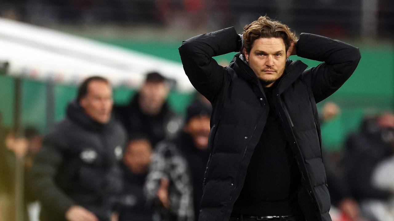 Erdin Terzic verfolgt fassungslos das Pokalspiel des BVB in Leipzig.