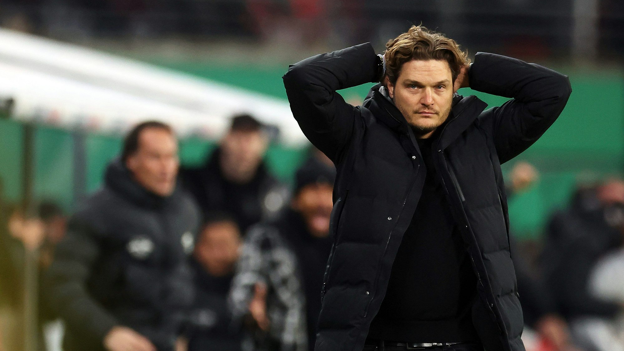 Erdin Terzic verfolgt fassungslos das Pokalspiel des BVB in Leipzig.