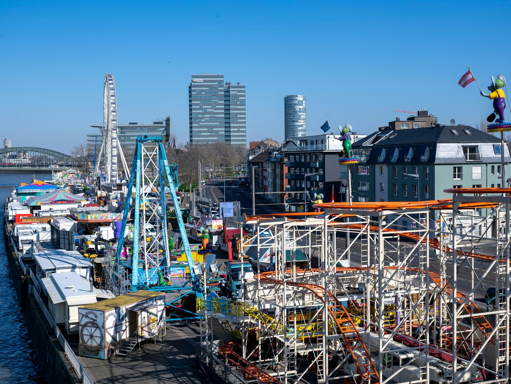 Eine Kirmes am Kölner Rheinufer