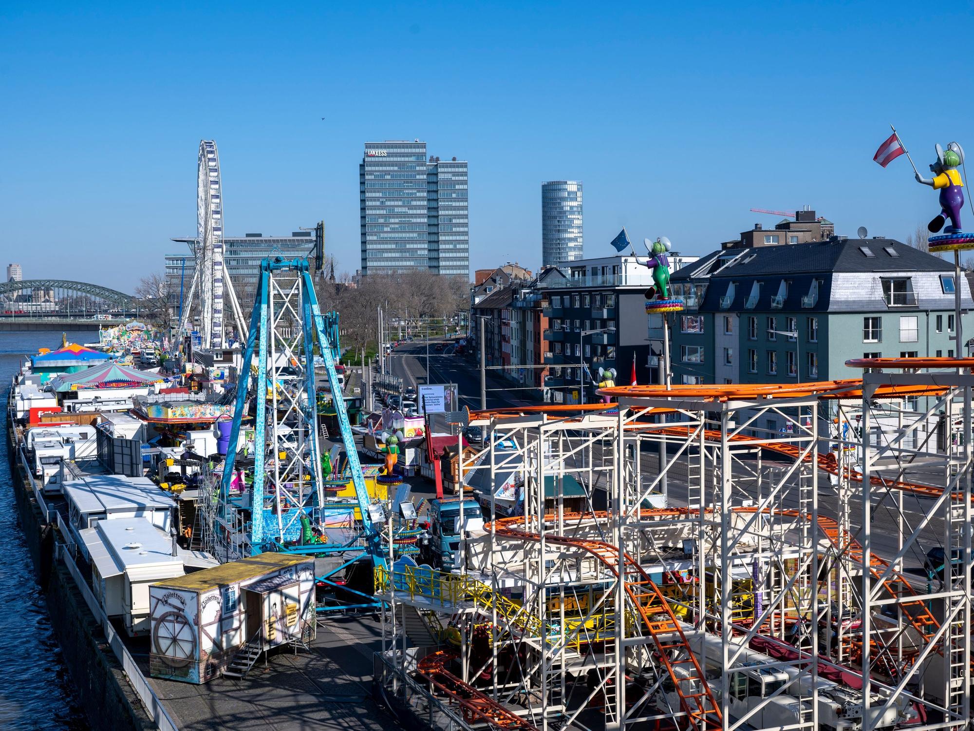 Eine Kirmes am Kölner Rheinufer