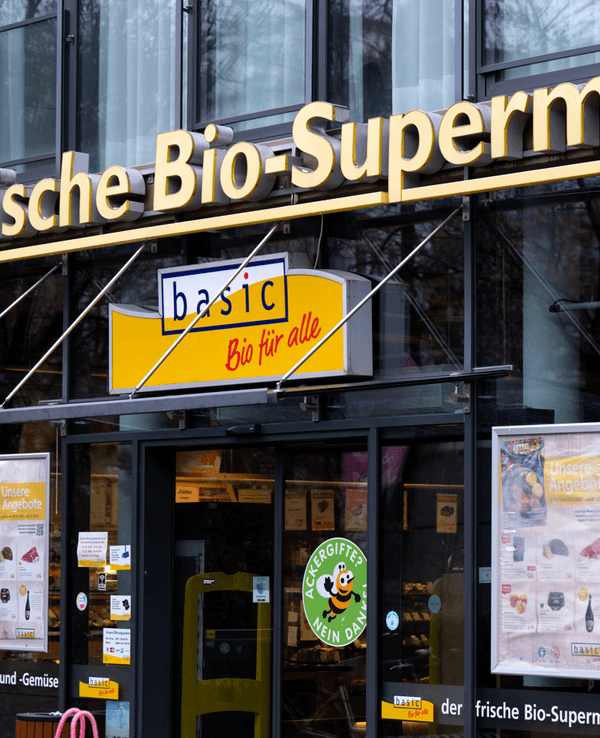 Das Logo der Bio-Supermarktkette Basic an einer Filiale. Foto vom 1. Dezember 2022.