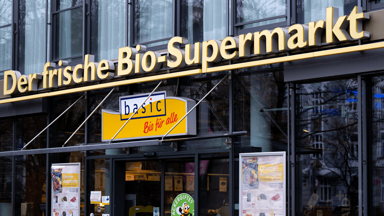 Das Logo der Bio-Supermarktkette Basic an einer Filiale. Foto vom 1. Dezember 2022.