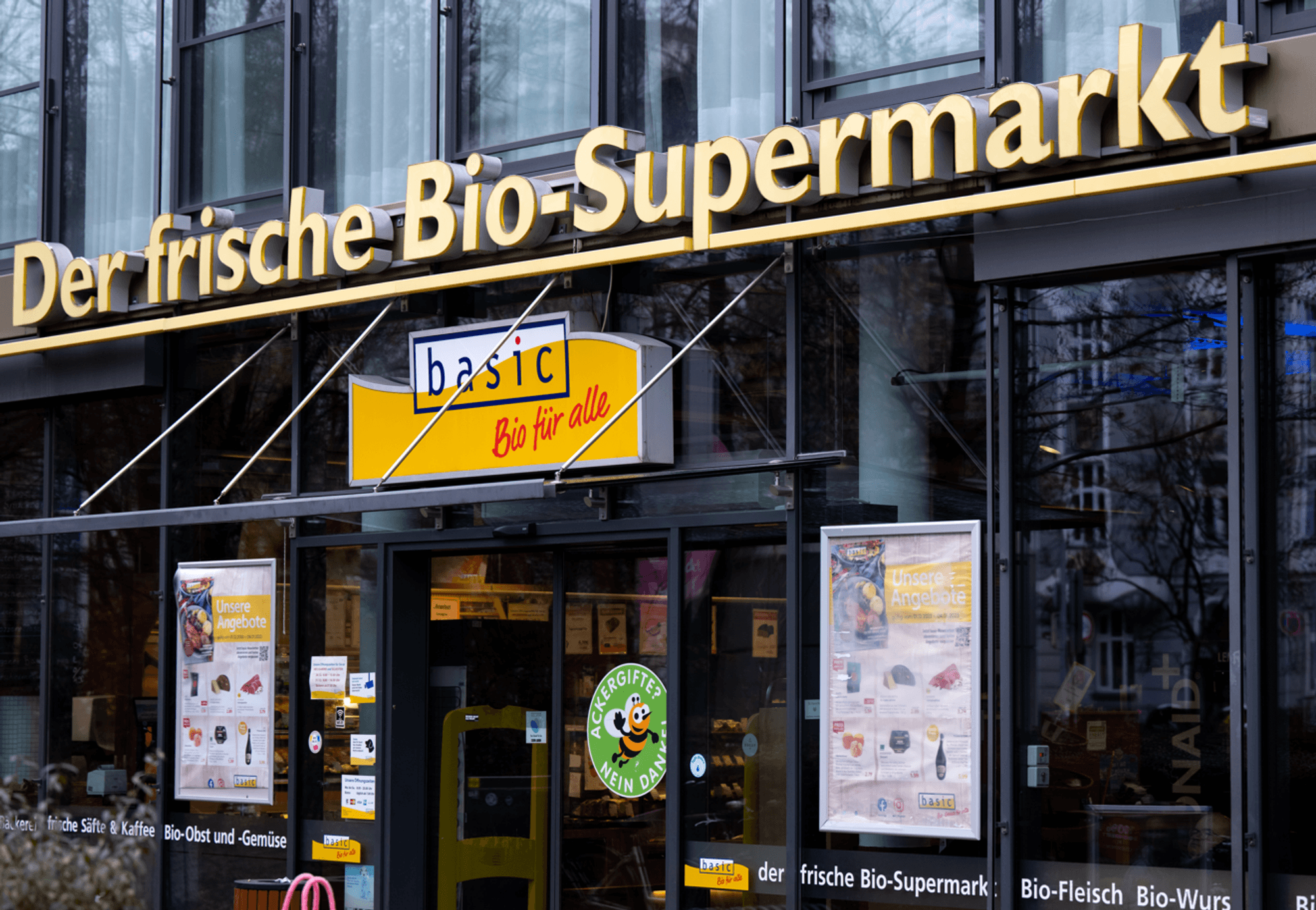 Das Logo der Bio-Supermarktkette Basic an einer Filiale. Foto vom 1. Dezember 2022.