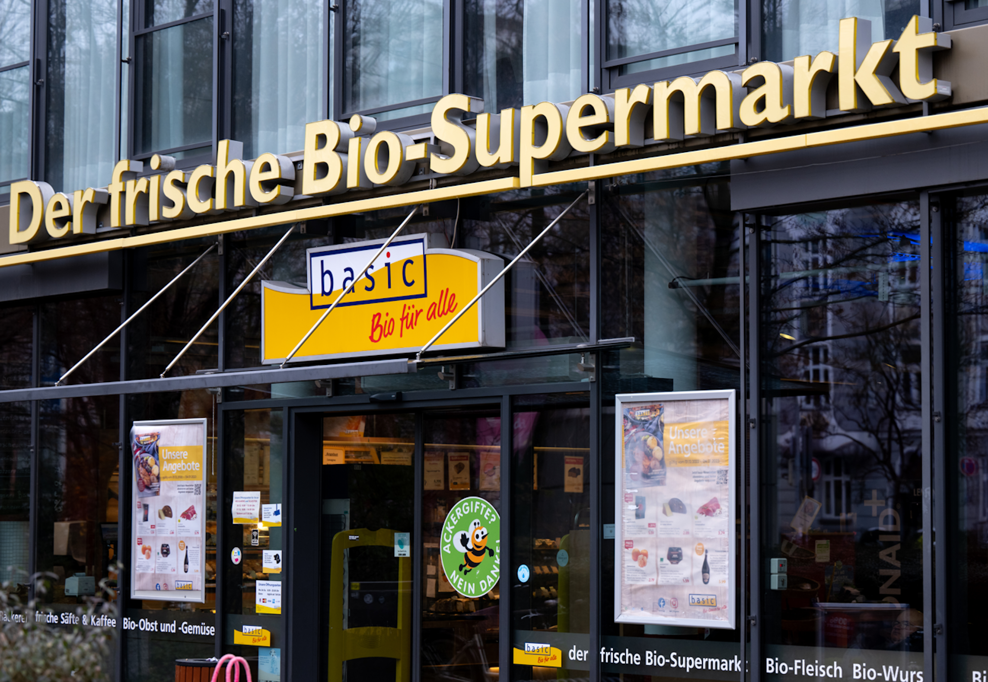 Das Logo der Bio-Supermarktkette Basic an einer Filiale. Foto vom 1. Dezember 2022.