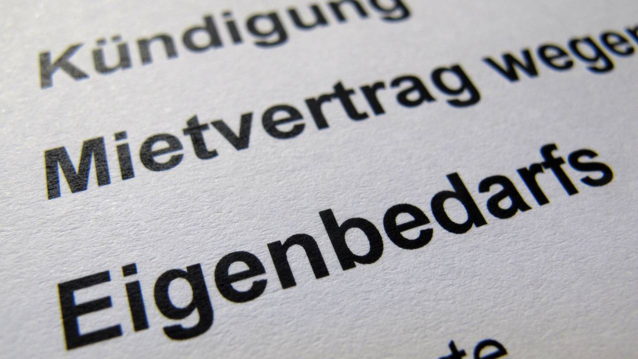 „Kündigung Mietvertrag wegen Eigenbedarfs“ steht auf einem Ausdruck.
