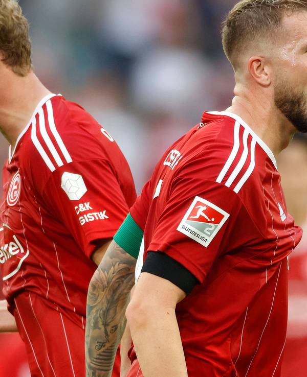 Andre Hoffmann und Christoph Klarer jubeln beim Spiel gegen den SC Paderborn.