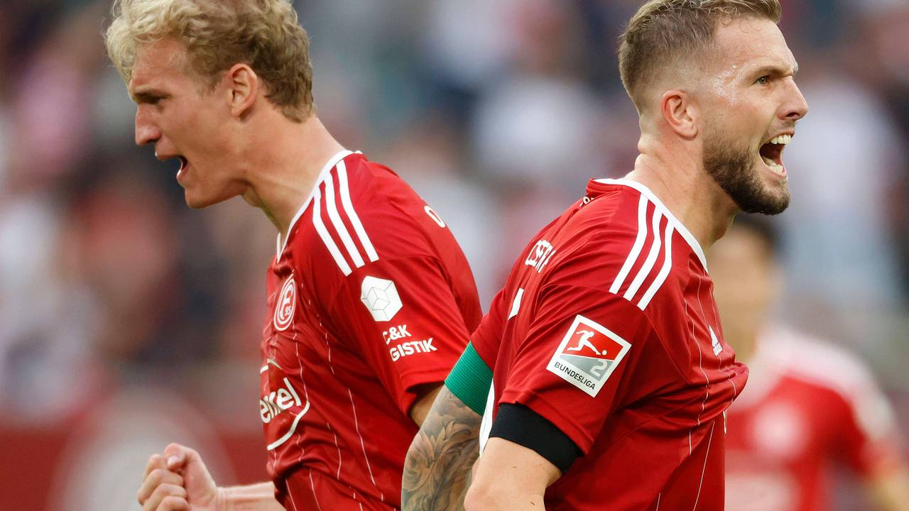 Andre Hoffmann und Christoph Klarer jubeln beim Spiel gegen den SC Paderborn.