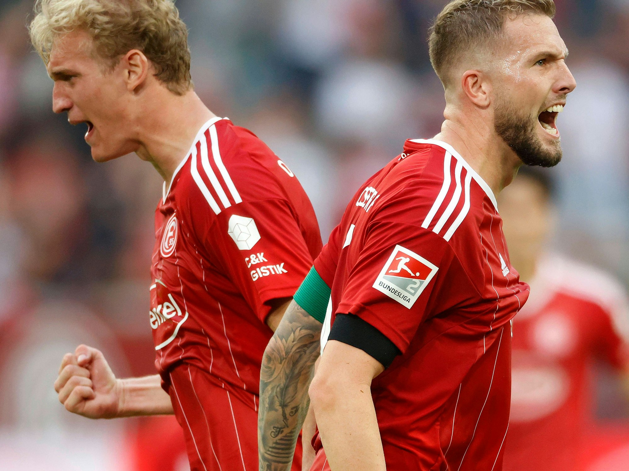 Andre Hoffmann und Christoph Klarer jubeln beim Spiel gegen den SC Paderborn.