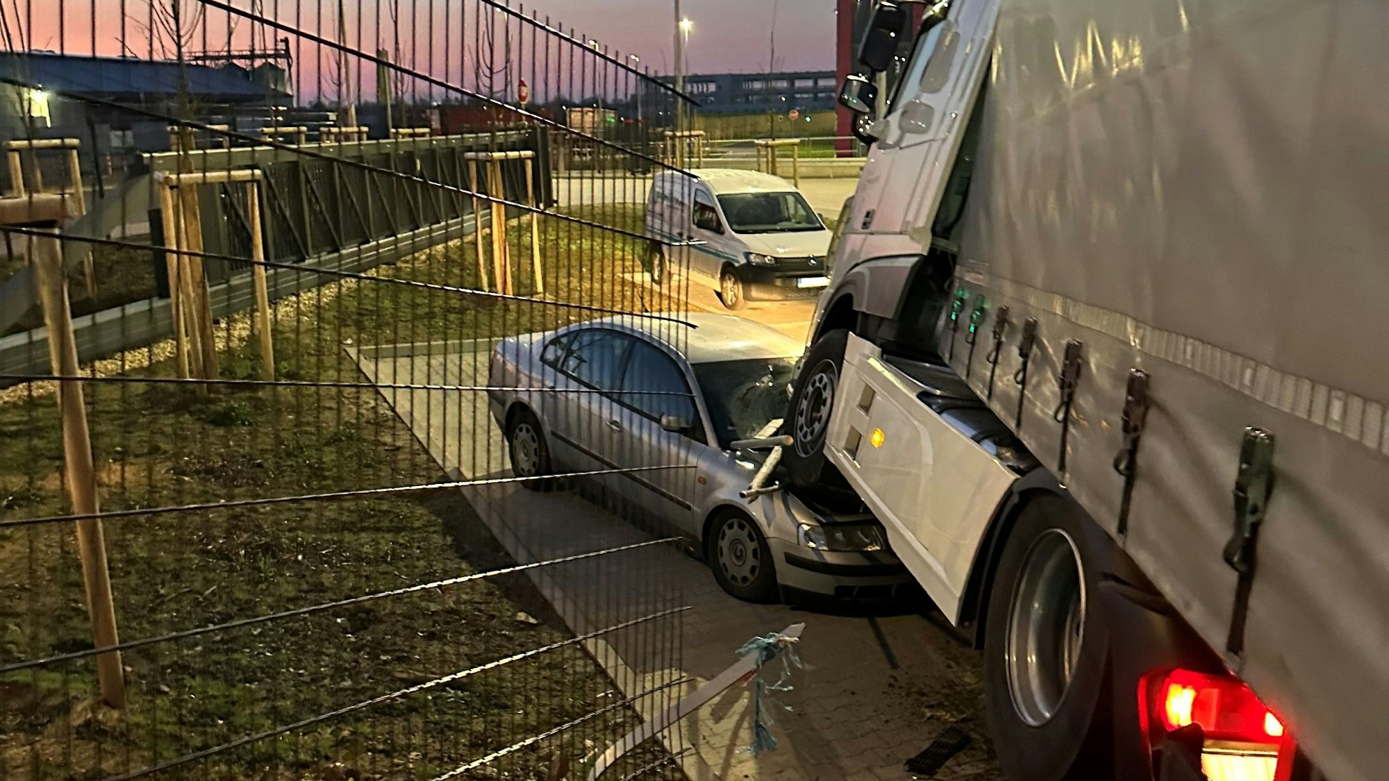 Unfallstelle mit einem Lkw und einem Auto. Hier ist der Fahrer des Lkw verstorben.