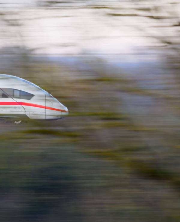 Ein ICE der Deutschen Bahn fährt über eine Bahn-Trasse in der Region Hannover.