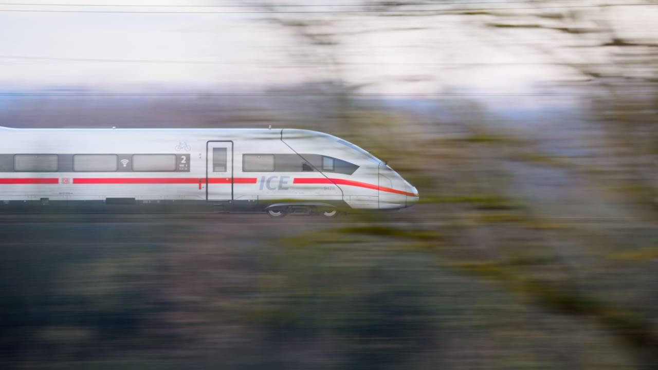 Ein ICE der Deutschen Bahn fährt über eine Bahn-Trasse in der Region Hannover.