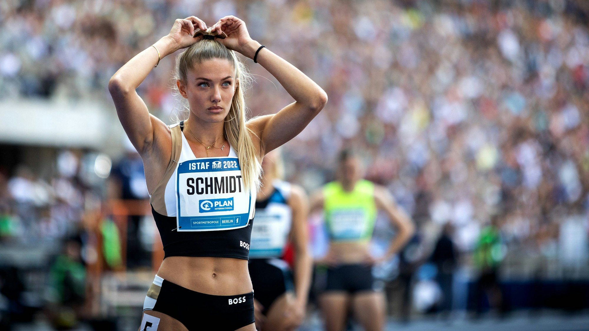 Alica Schmidt bereitet sich beim ISTAF auf den Start vor und richtet ihre Haare.