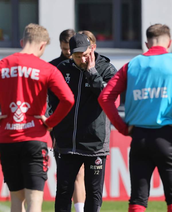 Steffen Baumgart im Gespräch mit seinen Spielern während einer Traininingsheinheit.