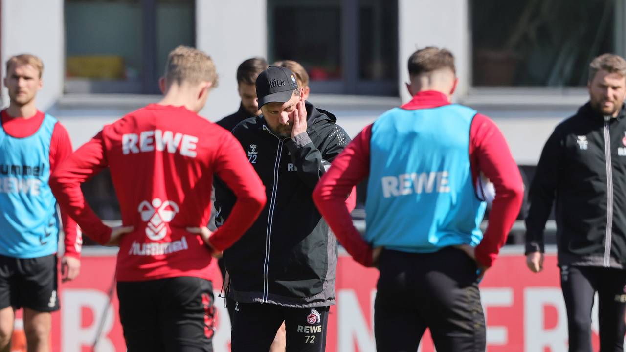 Steffen Baumgart im Gespräch mit seinen Spielern während einer Traininingsheinheit.