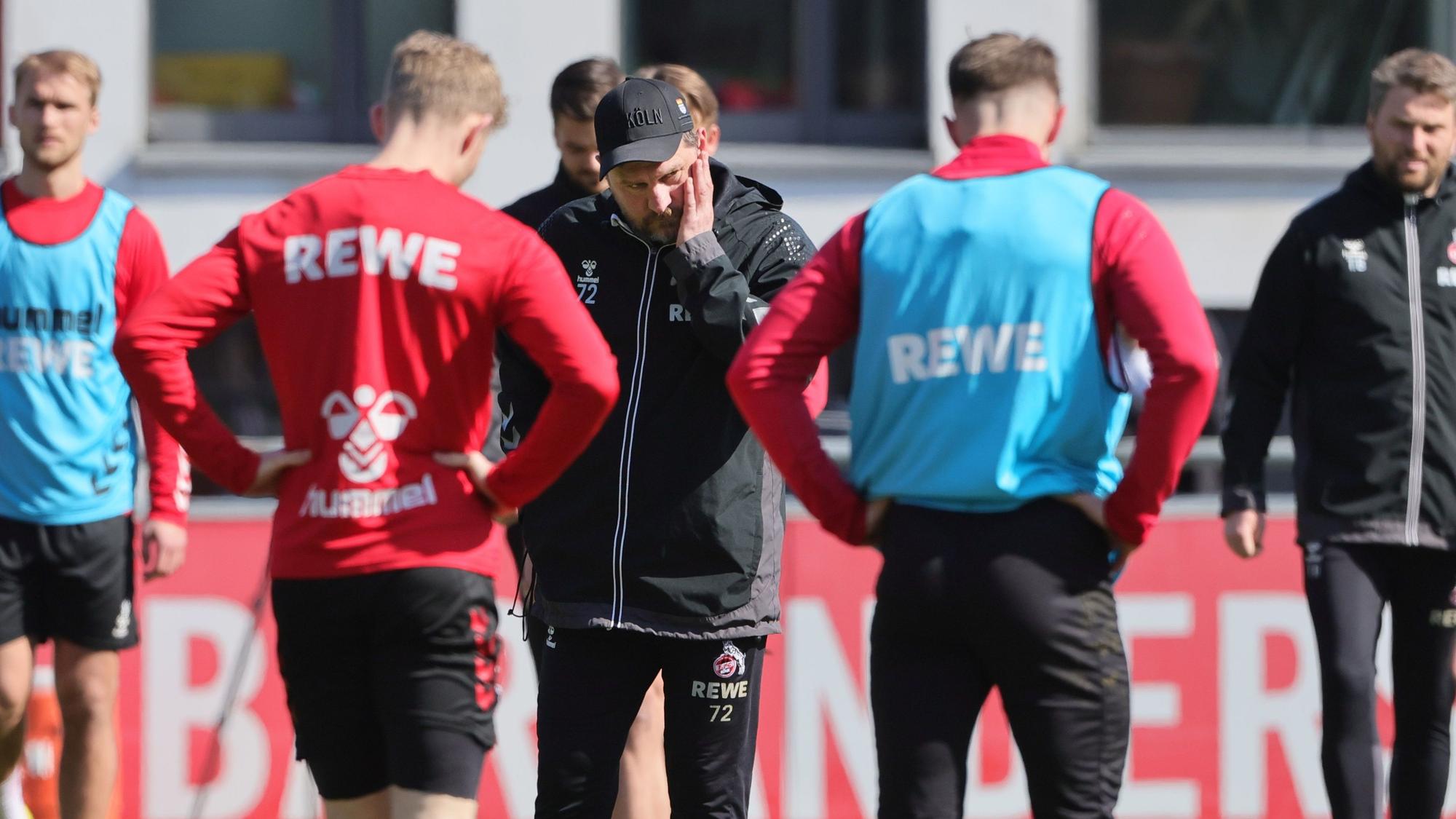Steffen Baumgart im Gespräch mit seinen Spielern während einer Traininingsheinheit.