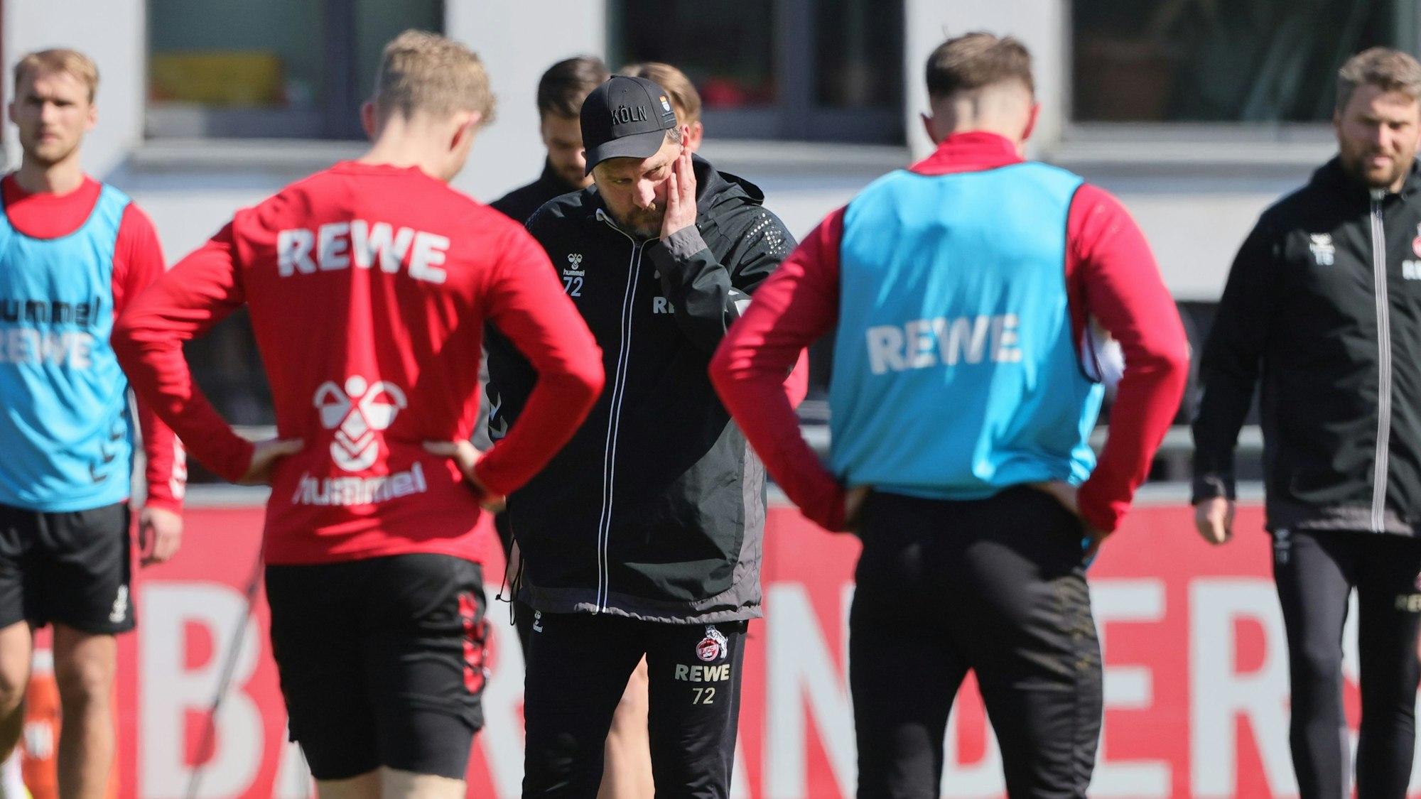 Steffen Baumgart im Gespräch mit seinen Spielern während einer Traininingsheinheit.