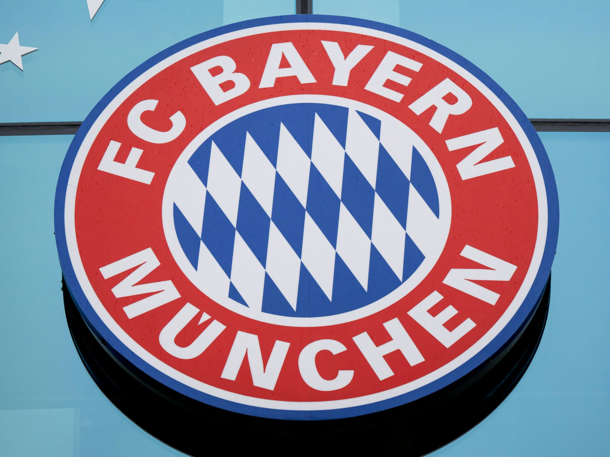 Das Logo von Bayern München ist am Vereinsgelände an der Säbener Straße zu sehen.