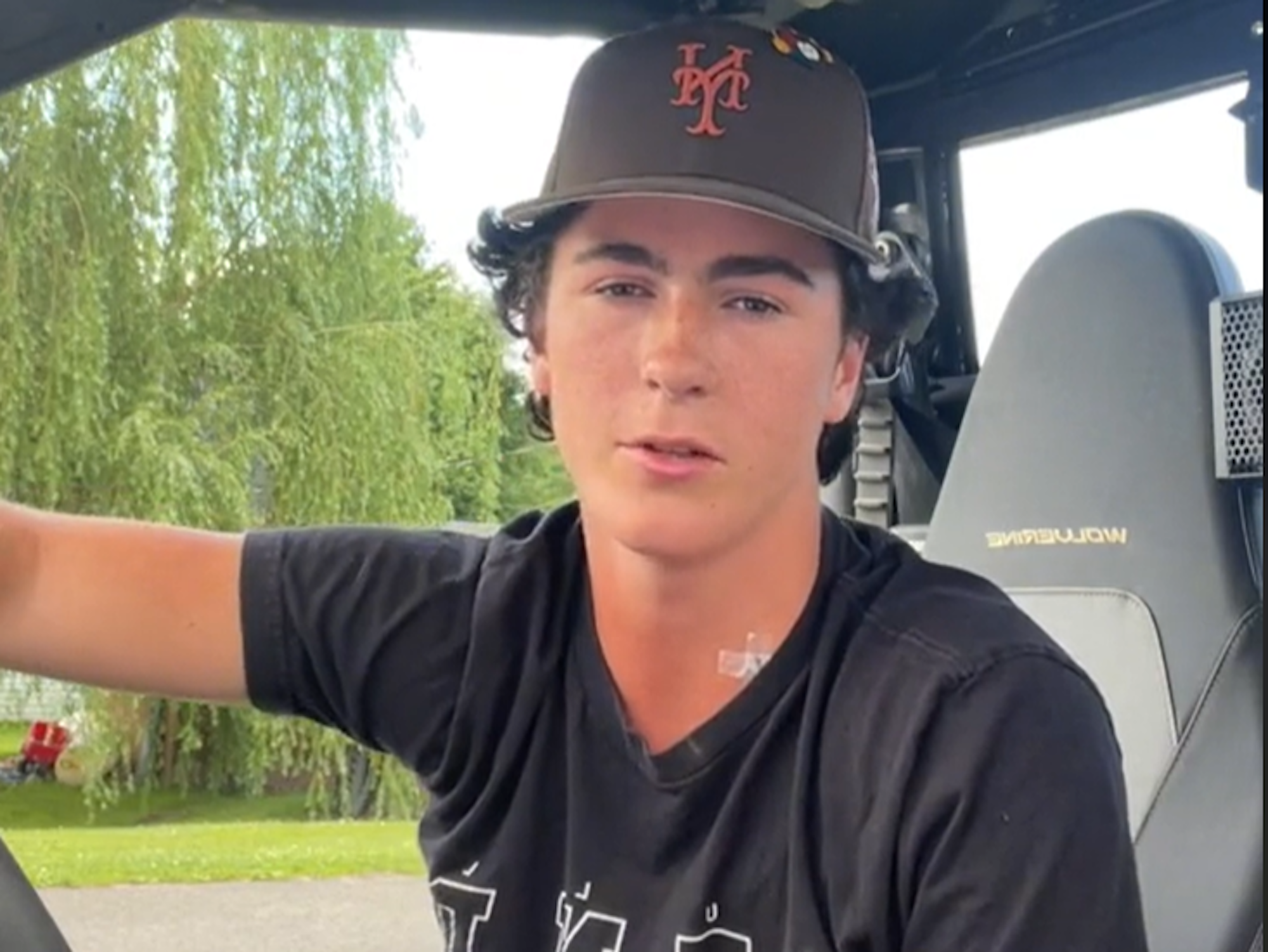 Harrison Gilks sitzt im Auto.