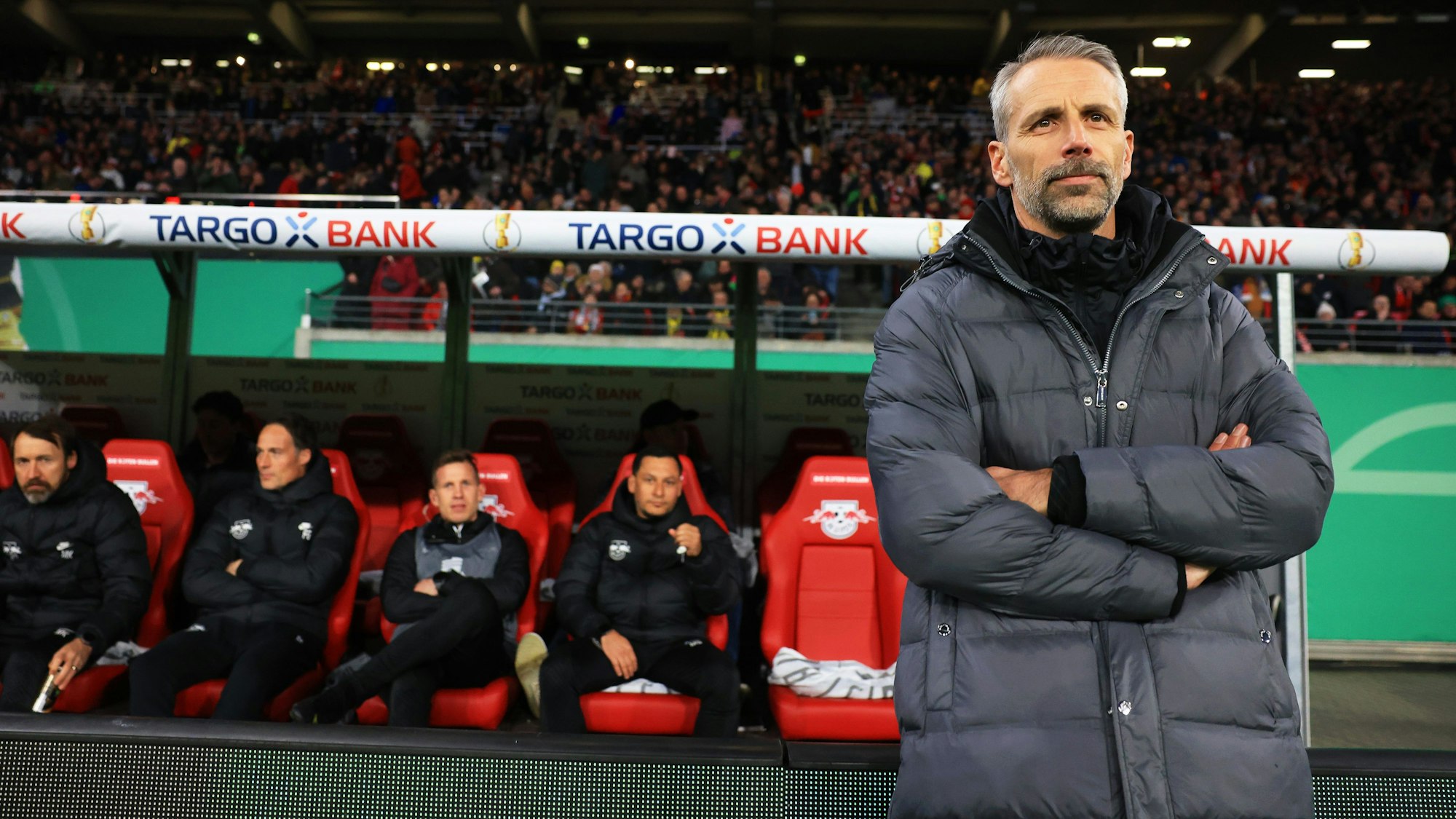Leipzigs Trainer Marco Rose steht vor der Bank.