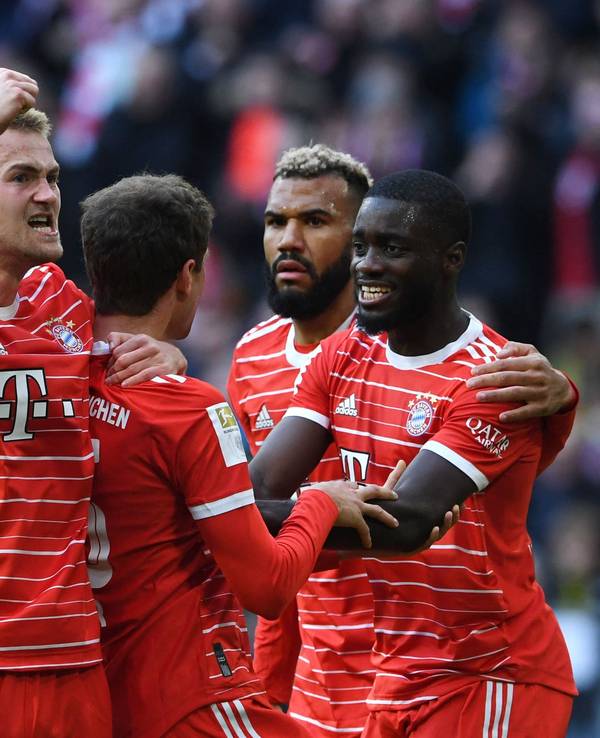 Matthijs de Ligt, Thomas Müller, Eric Maxim Choupo-Moting und Dayot Upamecano bejubeln einen Bayern-Treffer gegen Borussia Dortmund.