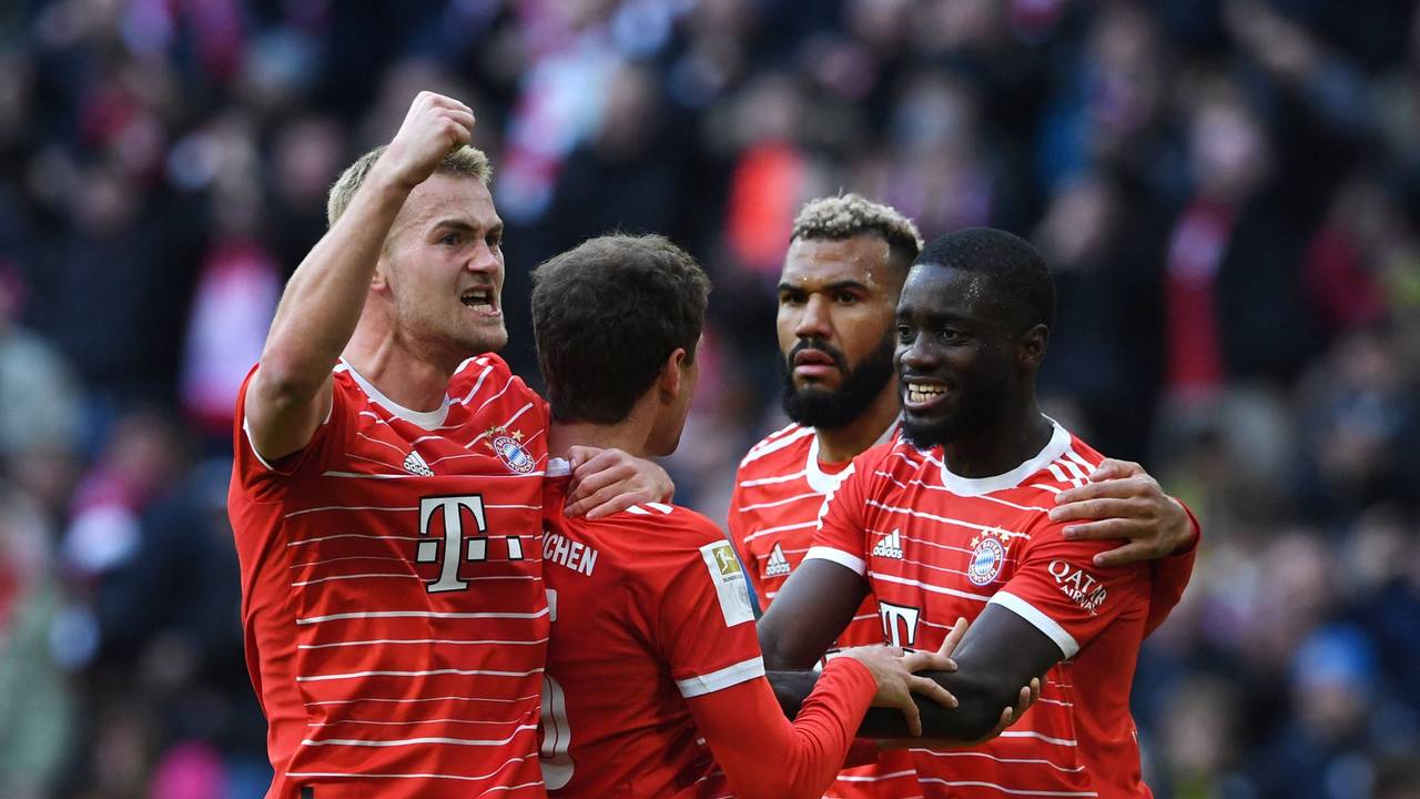 Matthijs de Ligt, Thomas Müller, Eric Maxim Choupo-Moting und Dayot Upamecano bejubeln einen Bayern-Treffer gegen Borussia Dortmund.