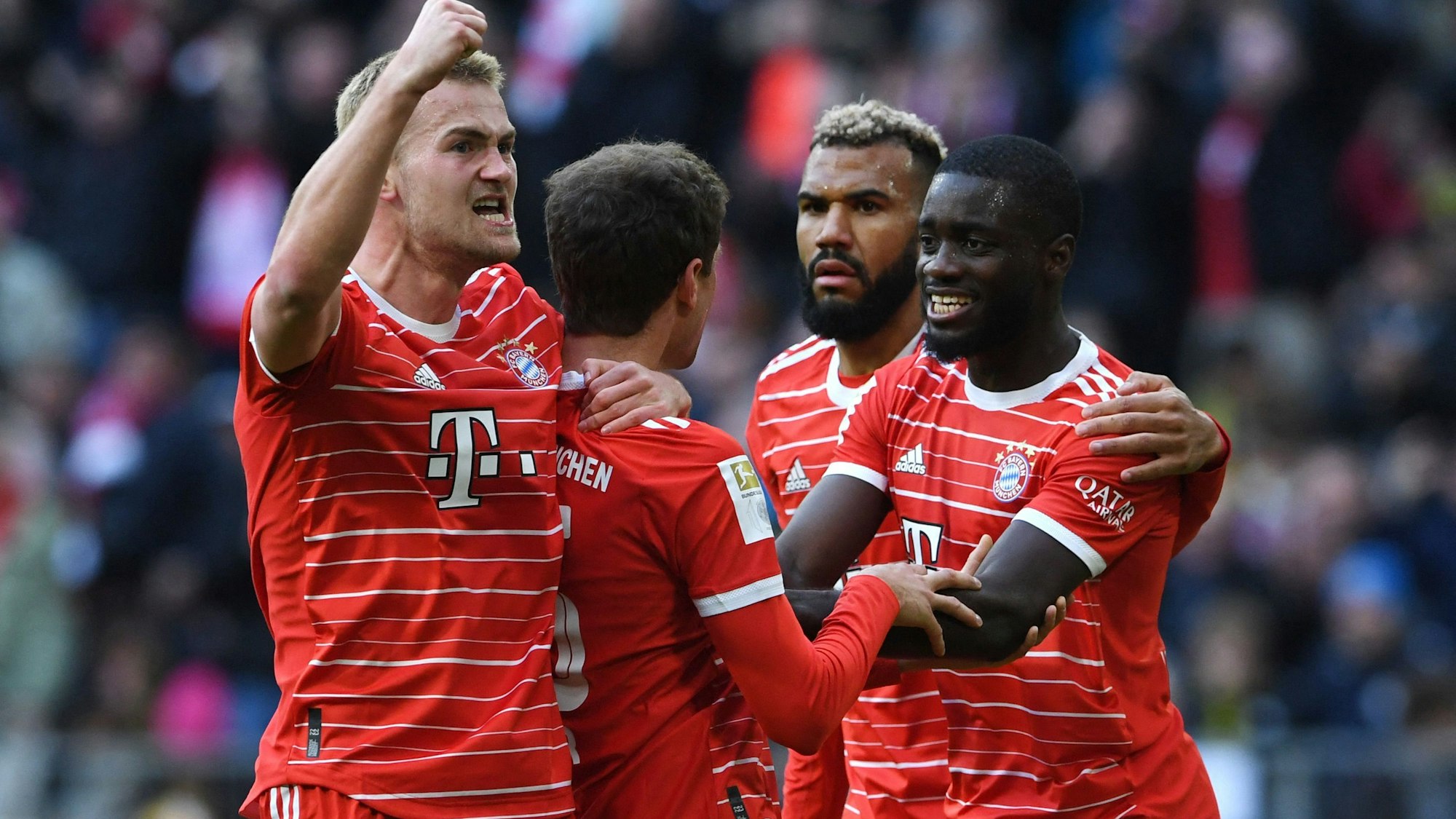 Matthijs de Ligt, Thomas Müller, Eric Maxim Choupo-Moting und Dayot Upamecano bejubeln einen Bayern-Treffer gegen Borussia Dortmund.