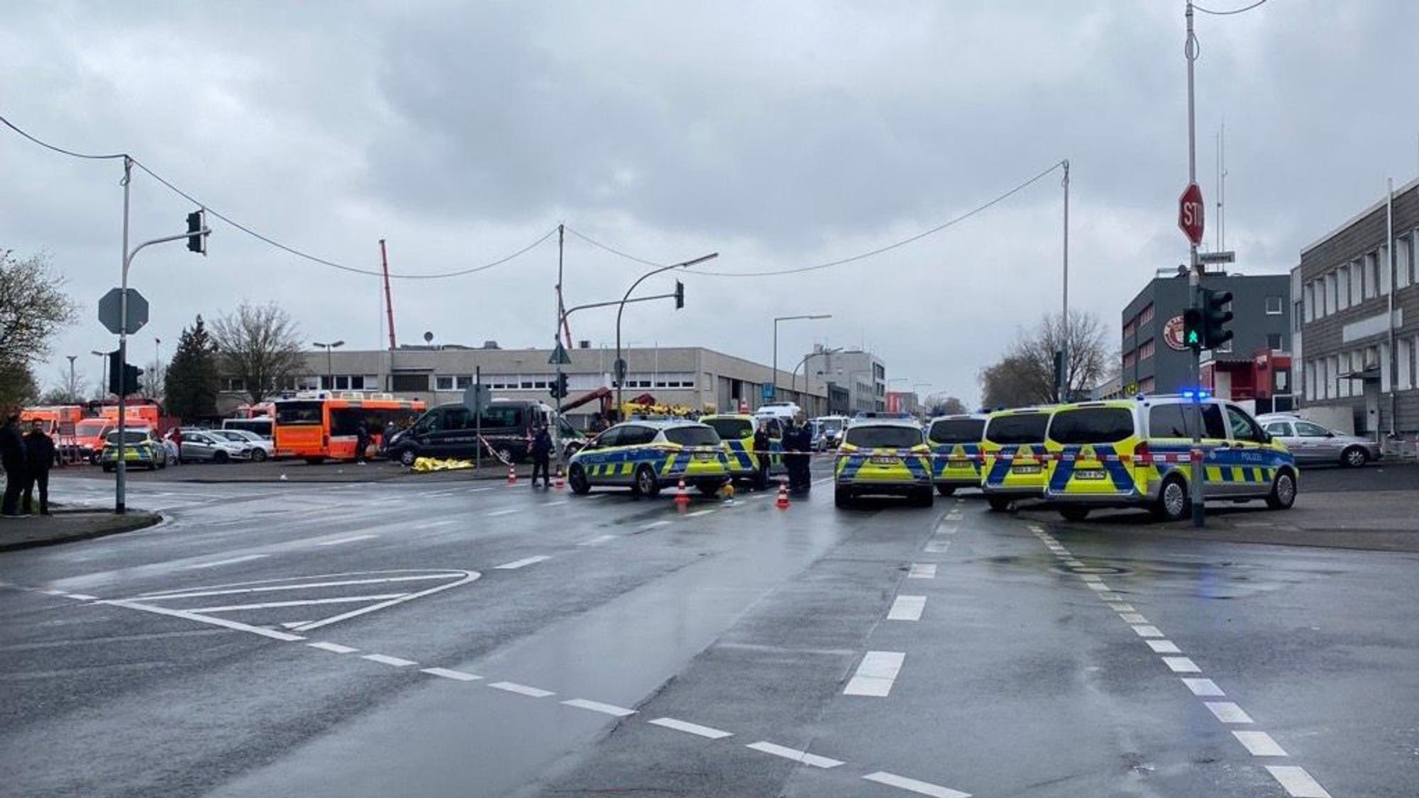 Großeinsatz für die Kölner Polizei auf der Mathias-Brüggen-Straße. Hier haben sich zwei Gruppen im Flüchtlingsheim in die Wolle bekommen.