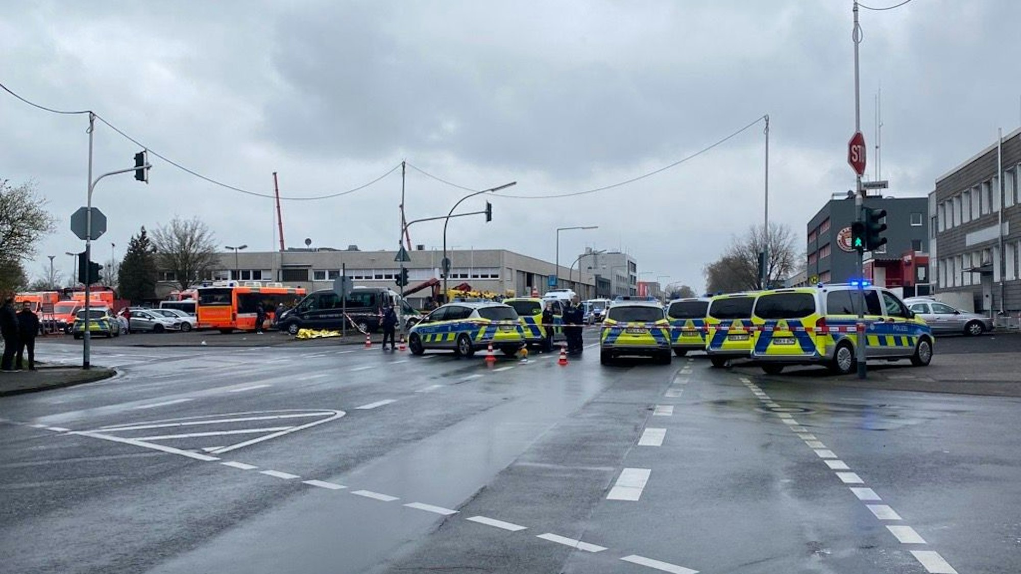 Großeinsatz für die Kölner Polizei auf der Mathias-Brüggen-Straße. Hier haben sich zwei Gruppen im Flüchtlingsheim in die Wolle bekommen.