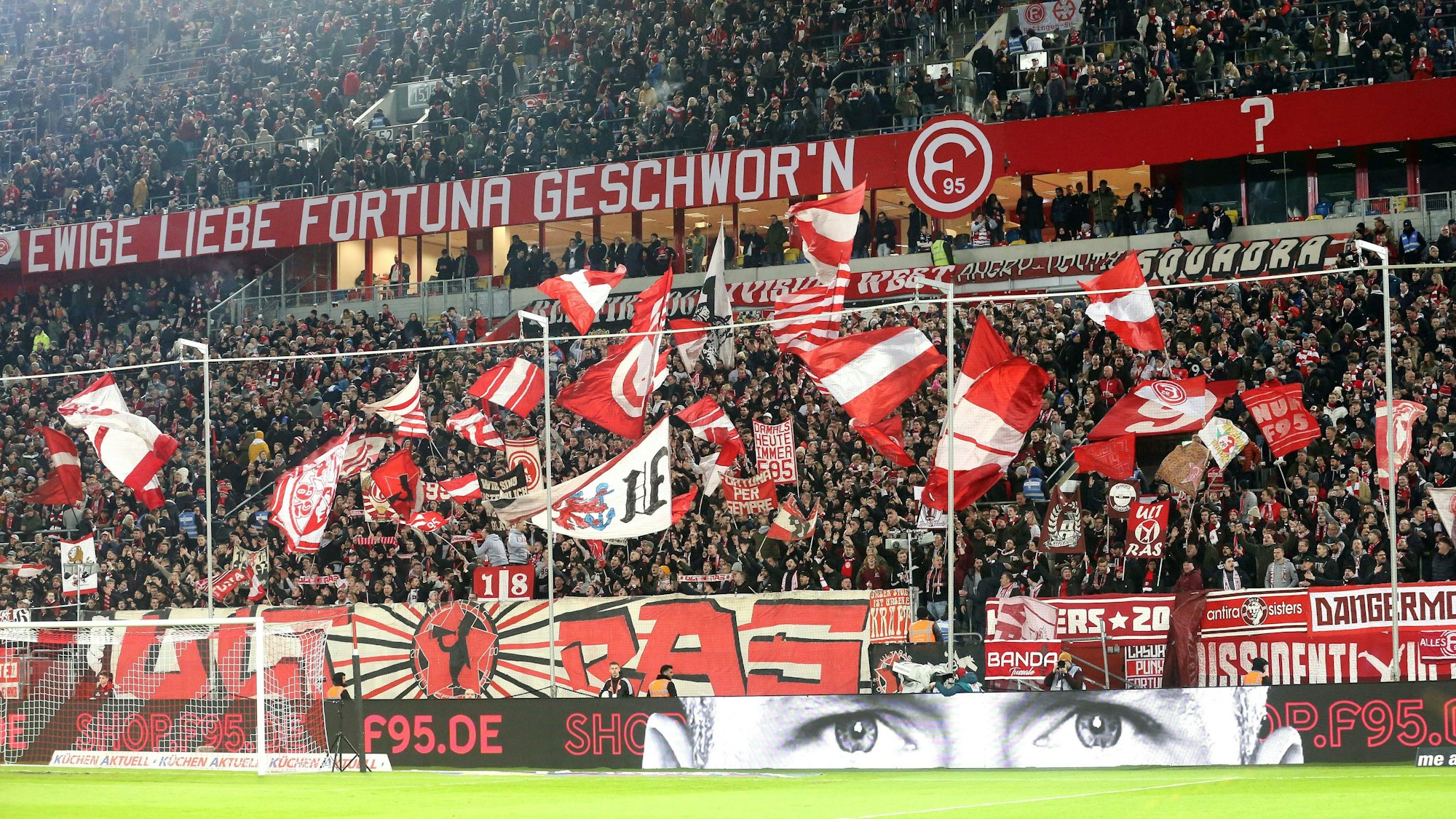 Fans von Fortuna Düsseldorf schwenken ihre Fahnen vor Spielbeginn.