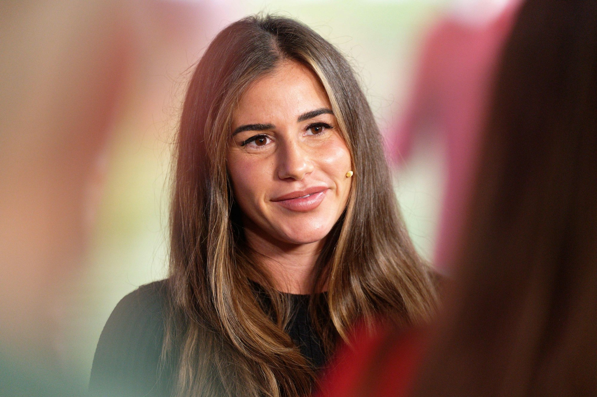 Sarah Engels lächelt in die Ferne.