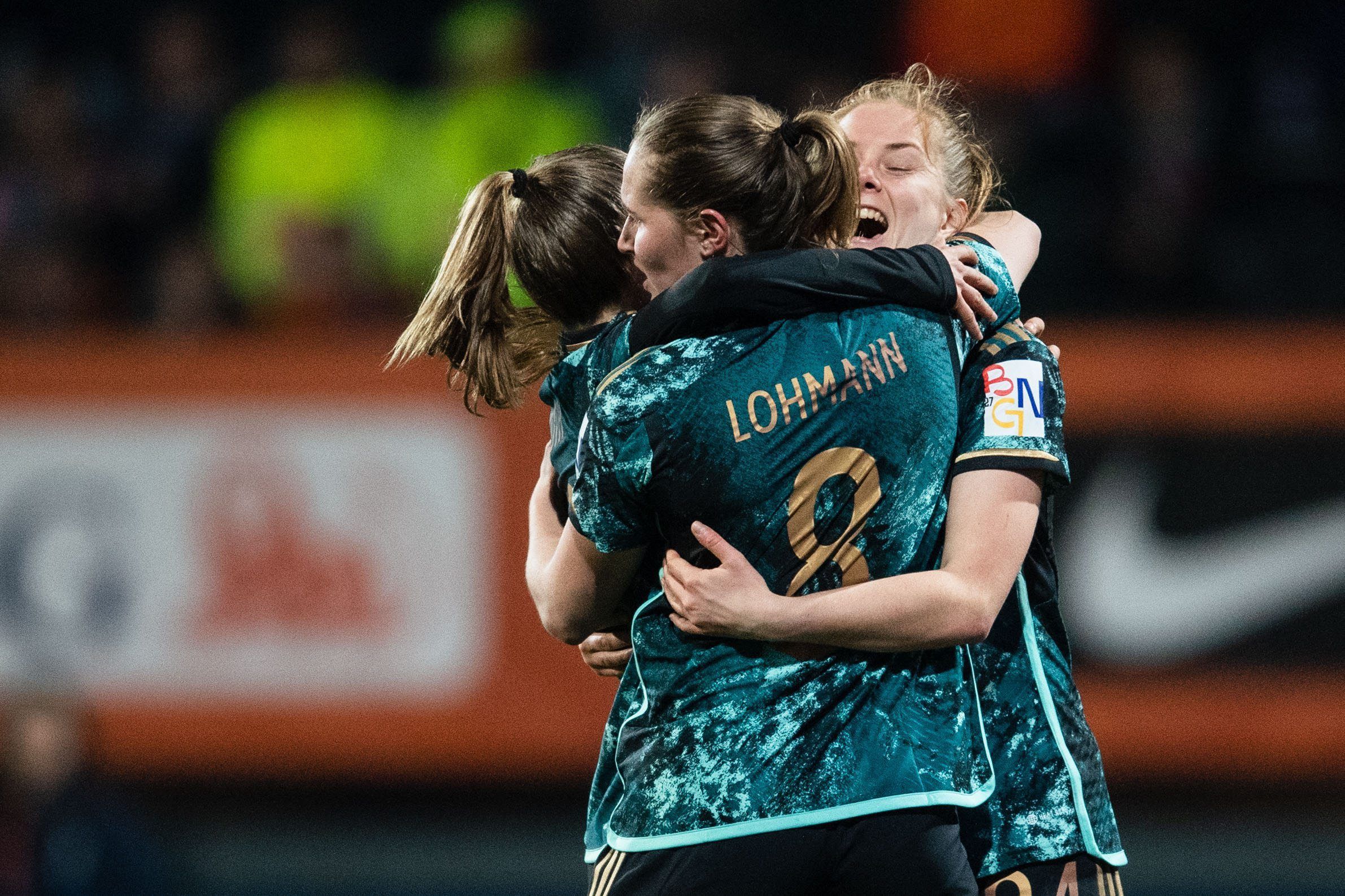 Die Deutschen Tabea Wassmuth (l-r), Torschützin Sydney Lohmann und Sjoeke Nüsken jubeln nach dem Treffer zur 1:0 Führung.