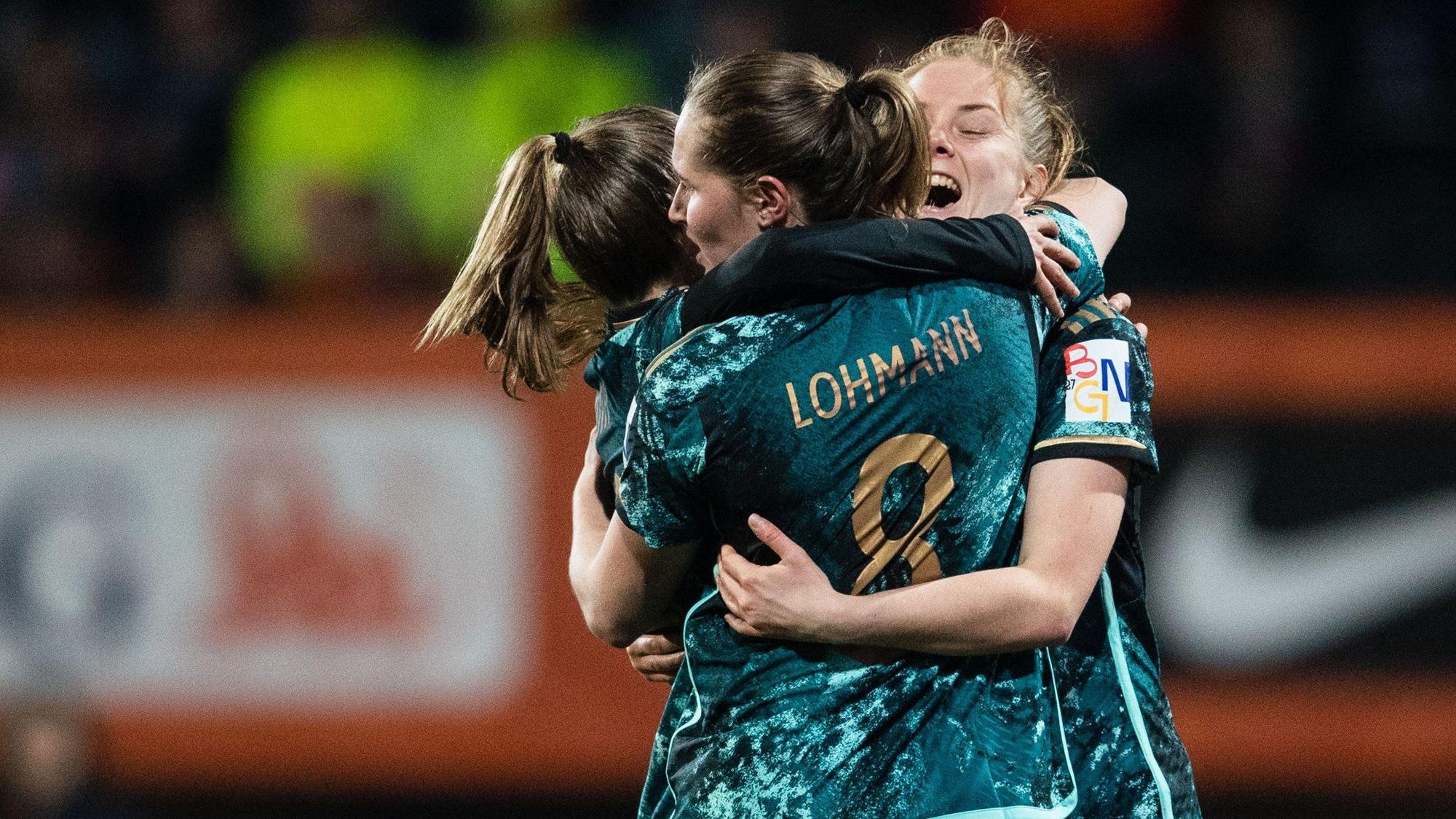 Die Deutschen Tabea Wassmuth (l-r), Torschützin Sydney Lohmann und Sjoeke Nüsken jubeln nach dem Treffer zur 1:0 Führung.