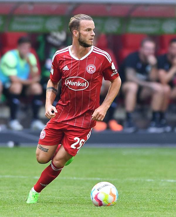 Jorrit Hendrix führt den Ball im Spiel gegen Greuther Fürth.