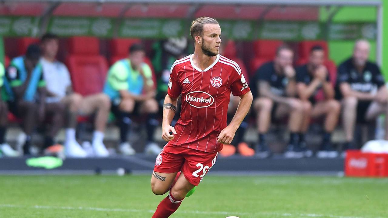 Jorrit Hendrix führt den Ball im Spiel gegen Greuther Fürth.