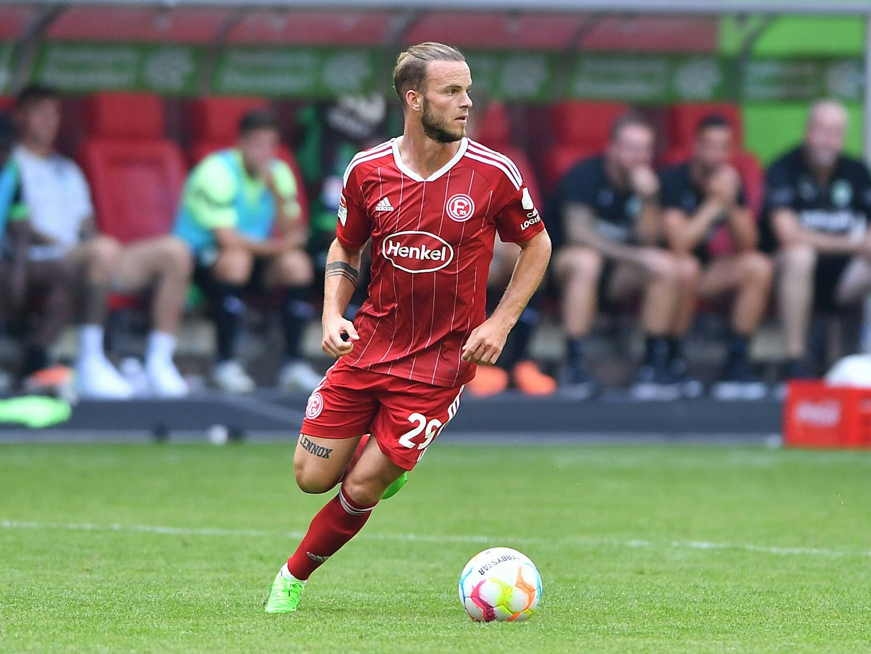 Jorrit Hendrix führt den Ball im Spiel gegen Greuther Fürth.