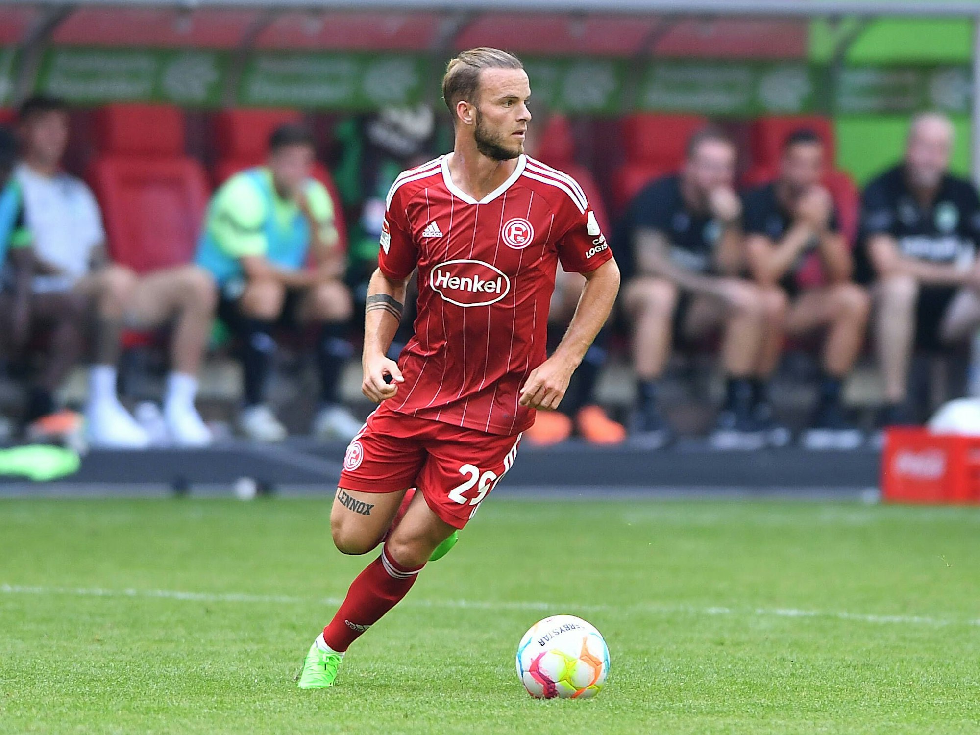 Jorrit Hendrix führt den Ball im Spiel gegen Greuther Fürth.