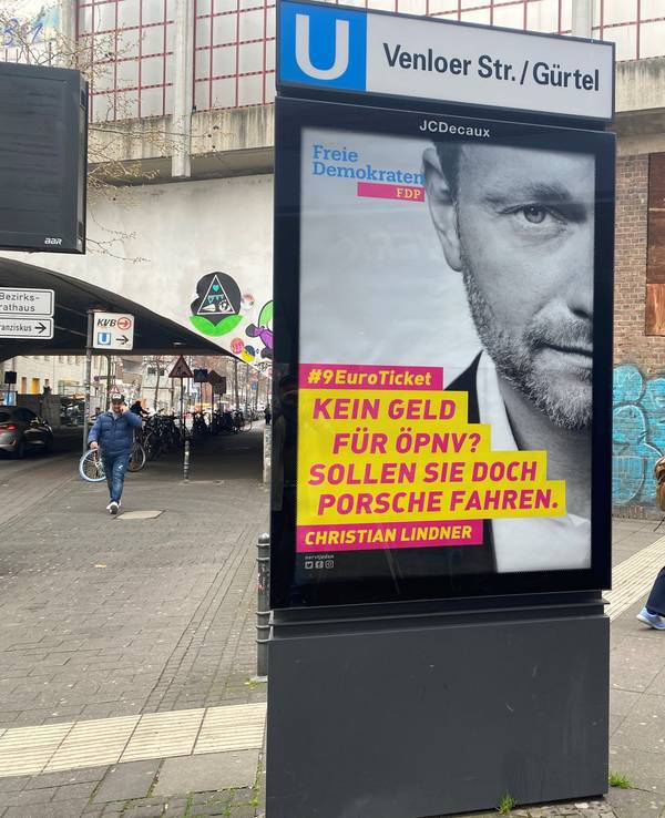 Die Werbefläche, die in Köln-Ehrenfeld mit einem Plakat, auf dem Christian Lindner zu sehen ist, überklebt wurde.