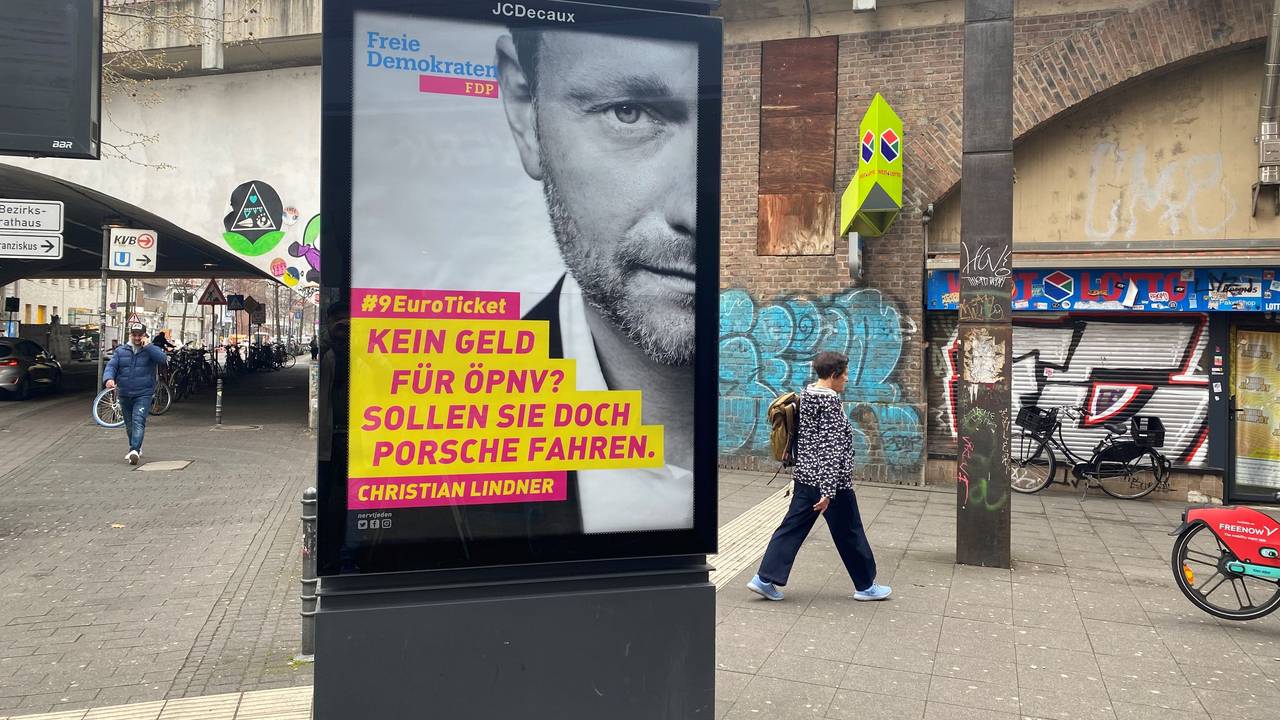 Die Werbefläche, die in Köln-Ehrenfeld mit einem Plakat, auf dem Christian Lindner zu sehen ist, überklebt wurde.