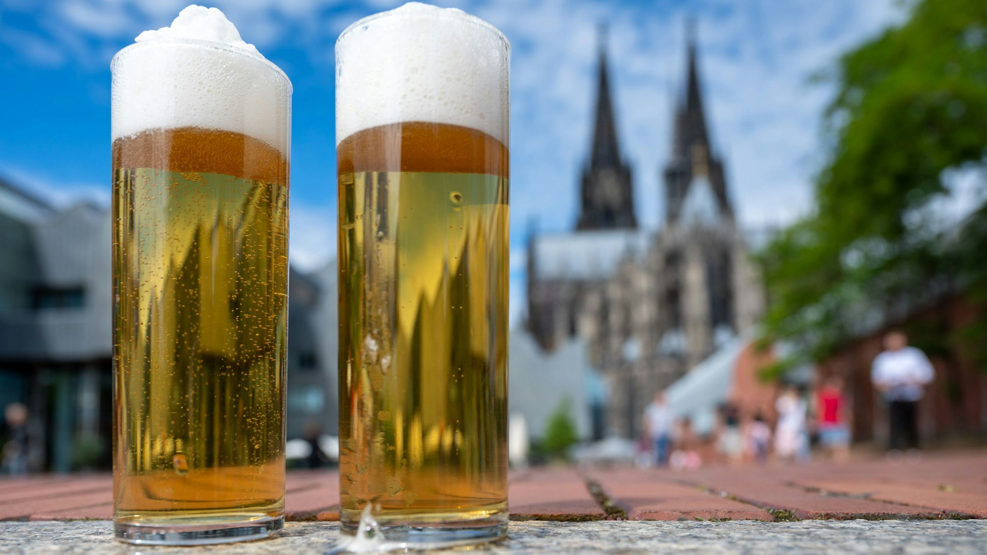 Kölsch im Glas vor dem Kölner Dom