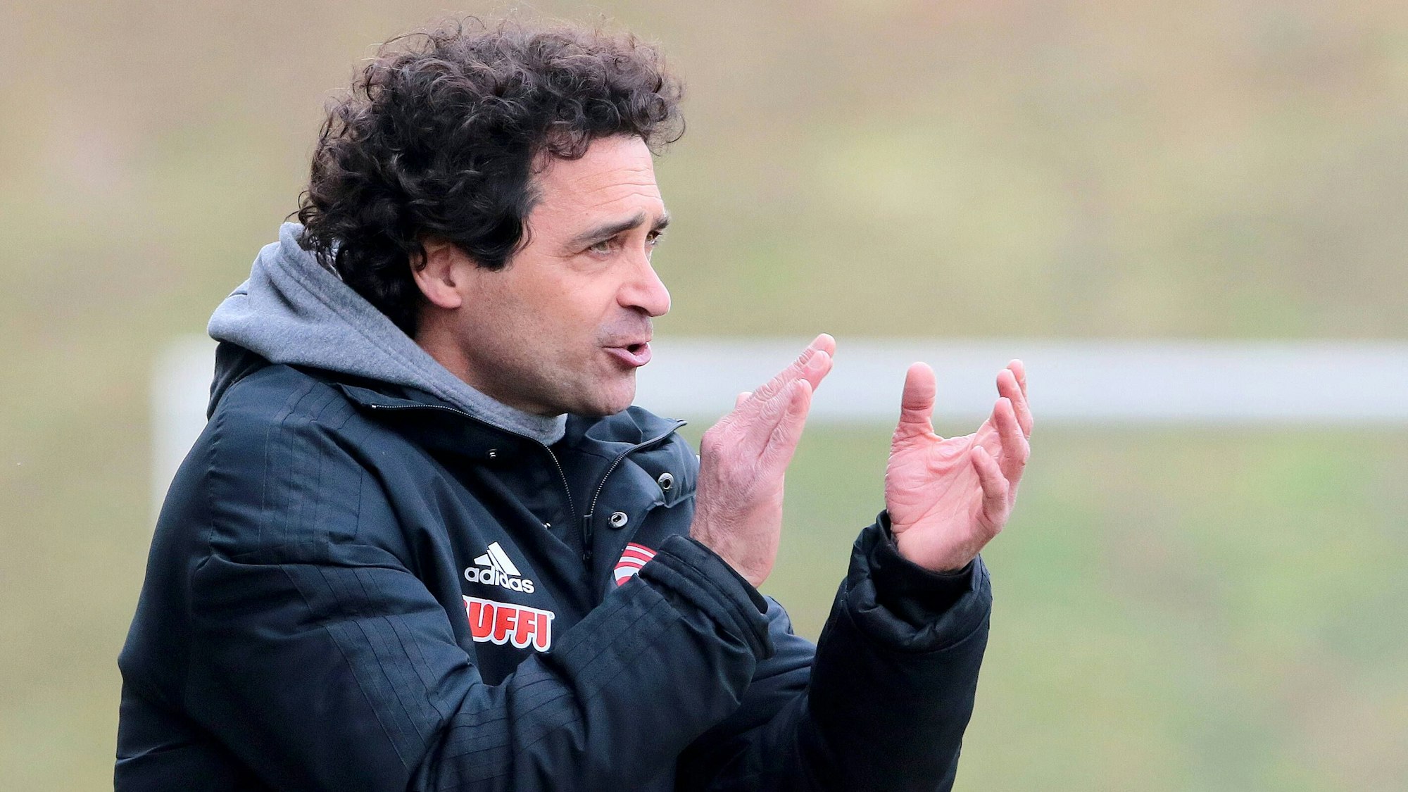 Nicolas Michaty applaudiert an der Seitenlinie.