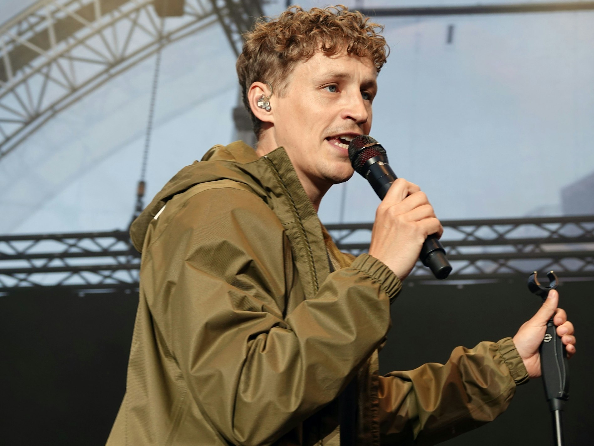 Musiker Tim Bendzko singt auf einer Bühne während des SWR-Sommerfestivals in Stuttgart. +++ dpa-Bildfunk +++