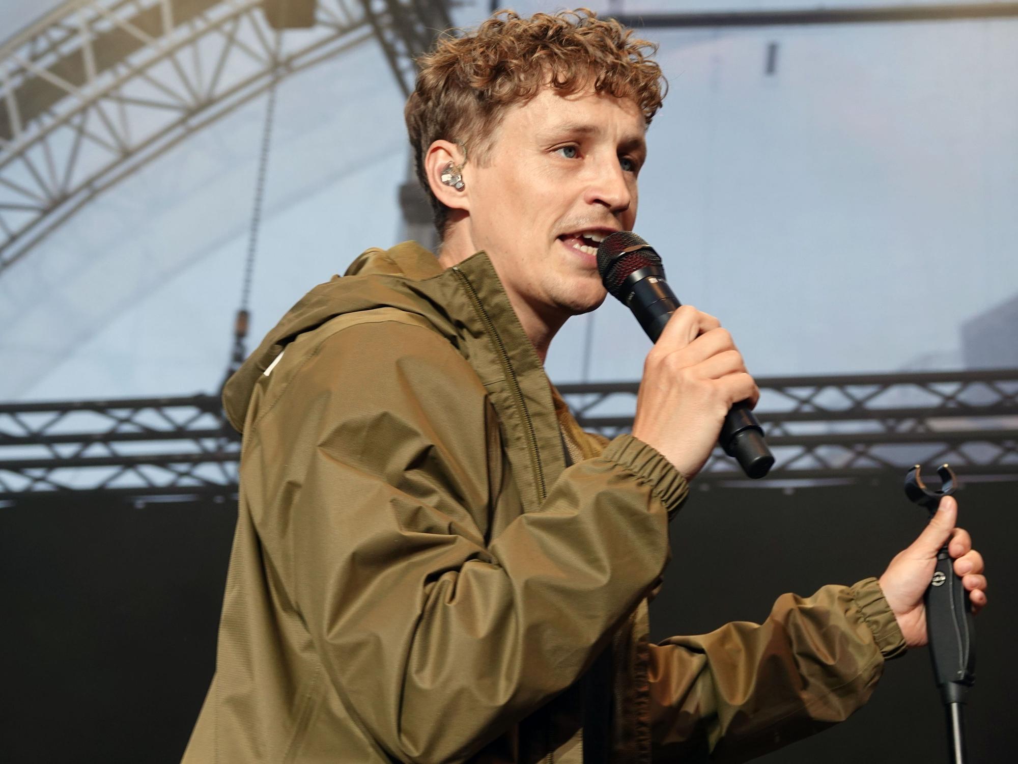Musiker Tim Bendzko singt auf einer Bühne während des SWR-Sommerfestivals in Stuttgart. +++ dpa-Bildfunk +++