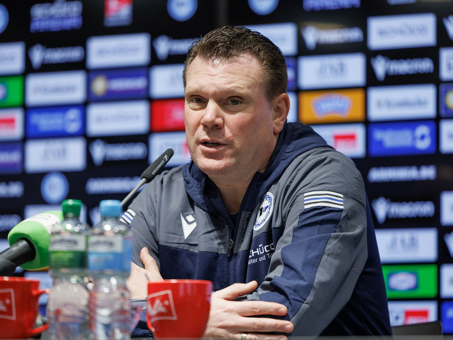 Trainer Uwe Koschinat spricht bei der Pressekonferenz, auf der er als neuer Trainer von Arminia Bielefeld vorgestellt wird.