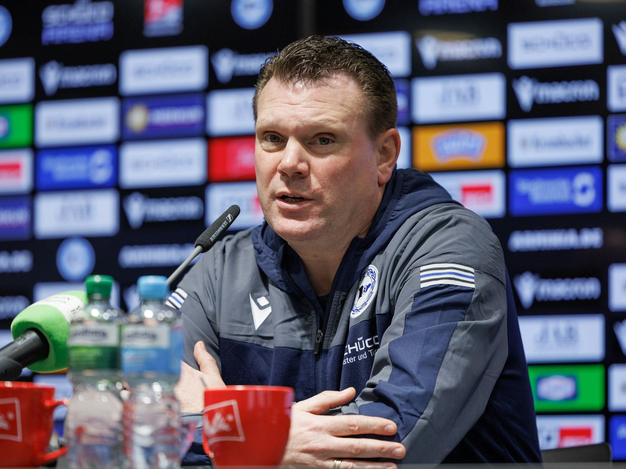 Trainer Uwe Koschinat spricht bei der Pressekonferenz, auf der er als neuer Trainer von Arminia Bielefeld vorgestellt wird.